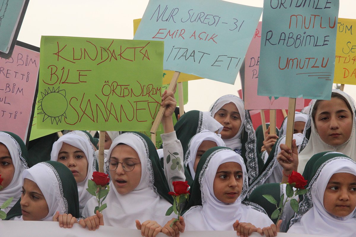 Cizre'de yüzlerce genç kız "Niyet Ettim Örtünmeye, Emrin Başım Üstüne" dedi