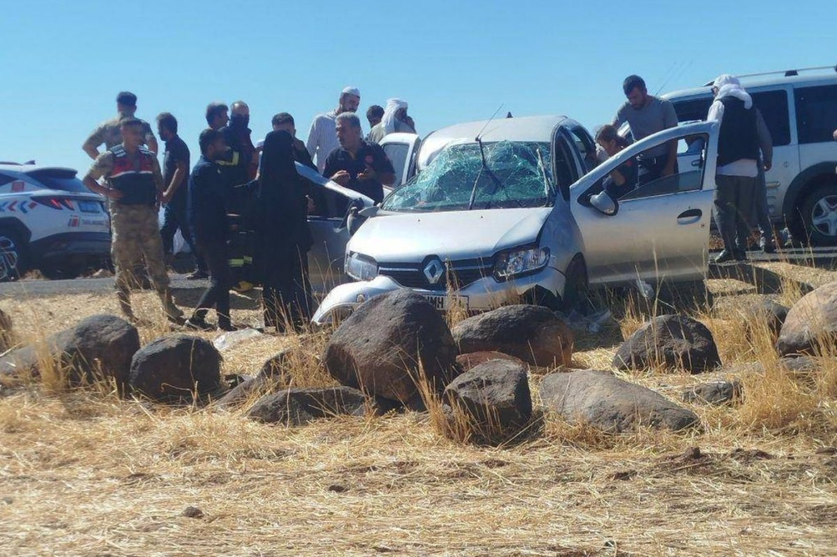 Diyarbakır'da otomobil takla attı: 2'si ağır 3 yaralı