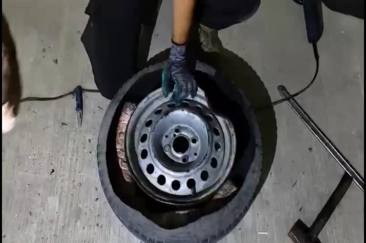 Şırnak’ta araba lastiğine gizlenmiş 4 kilogram uyuşturucu madde ele geçirildi