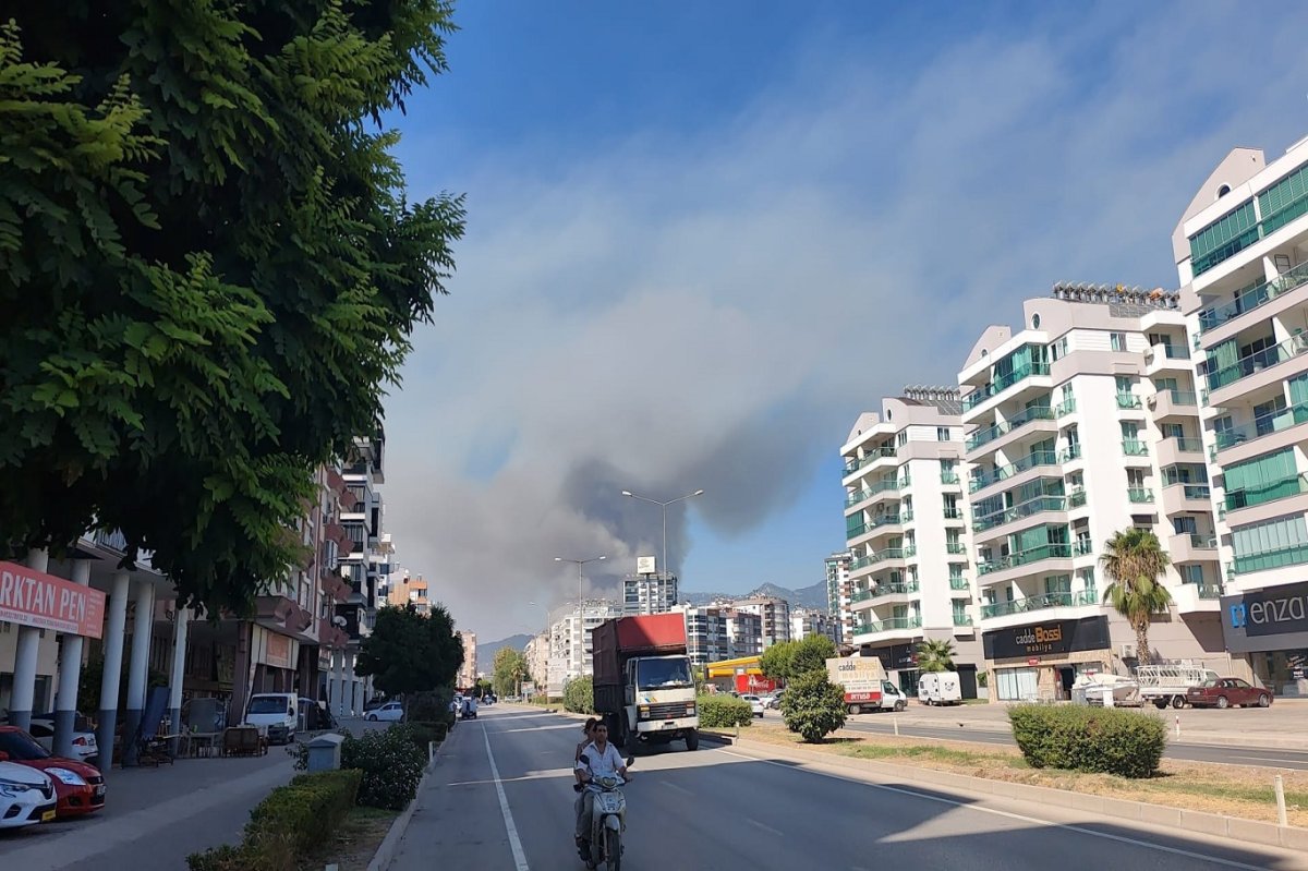 Antalya Kumluca'da yerleşim alanına yakın bölgede orman yangını