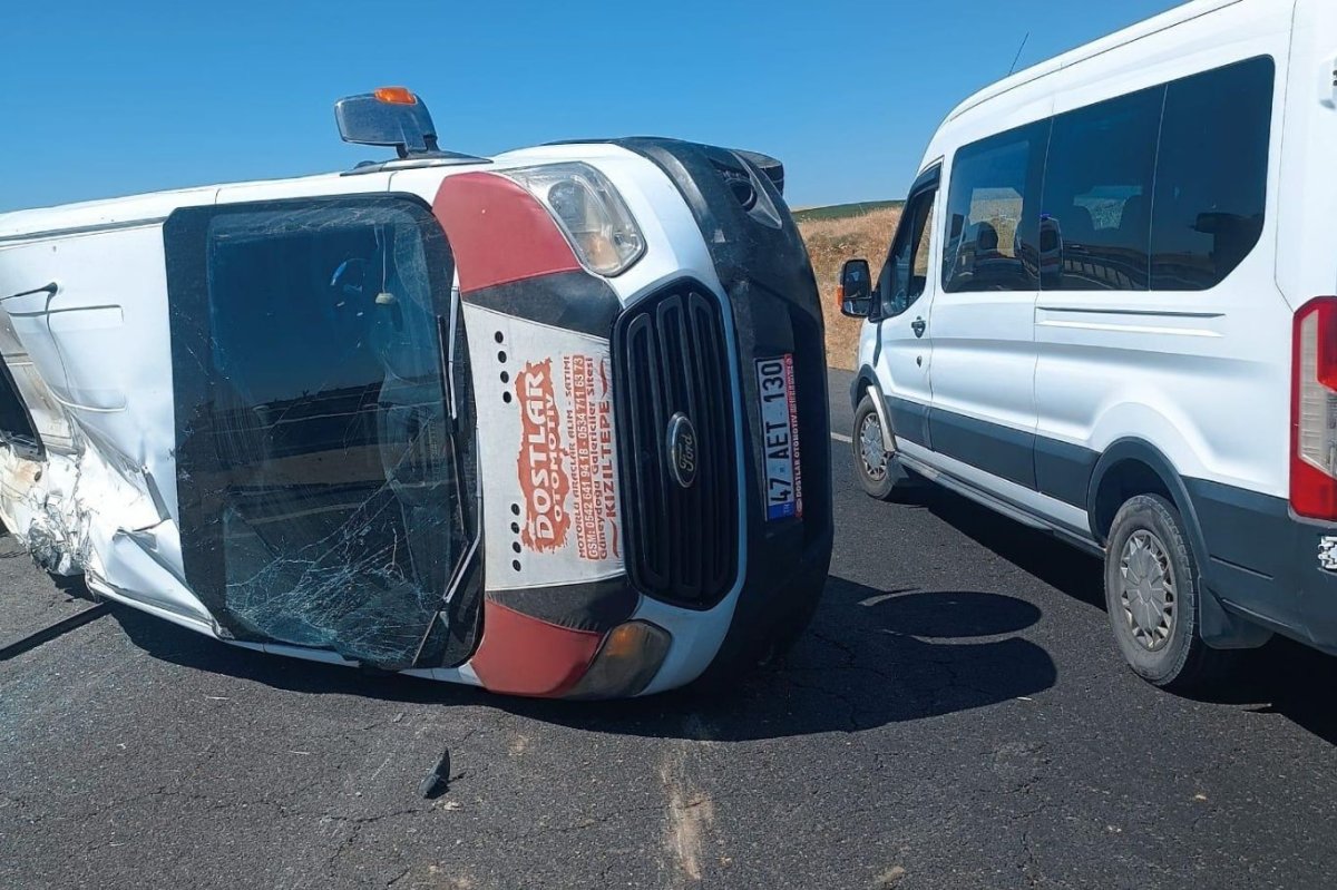 Mardin'de öğrencileri taşıyan minibüs devrildi: 13 yaralı