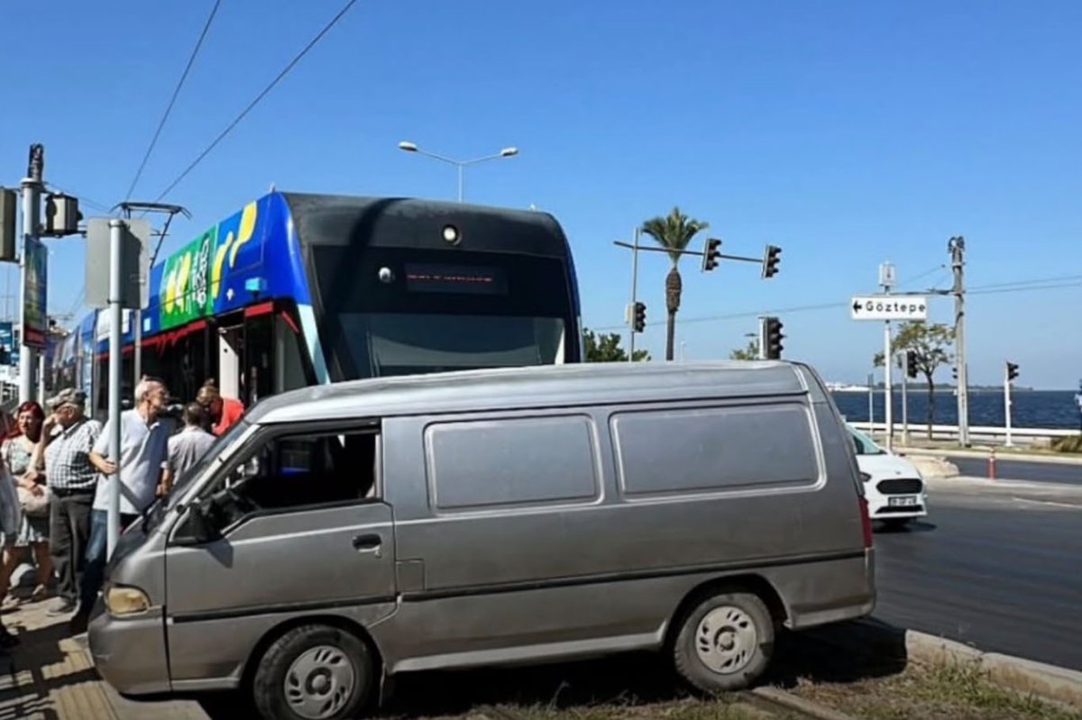 İzmir'de kırmızı ışık ihlali kazaya yol açtı
