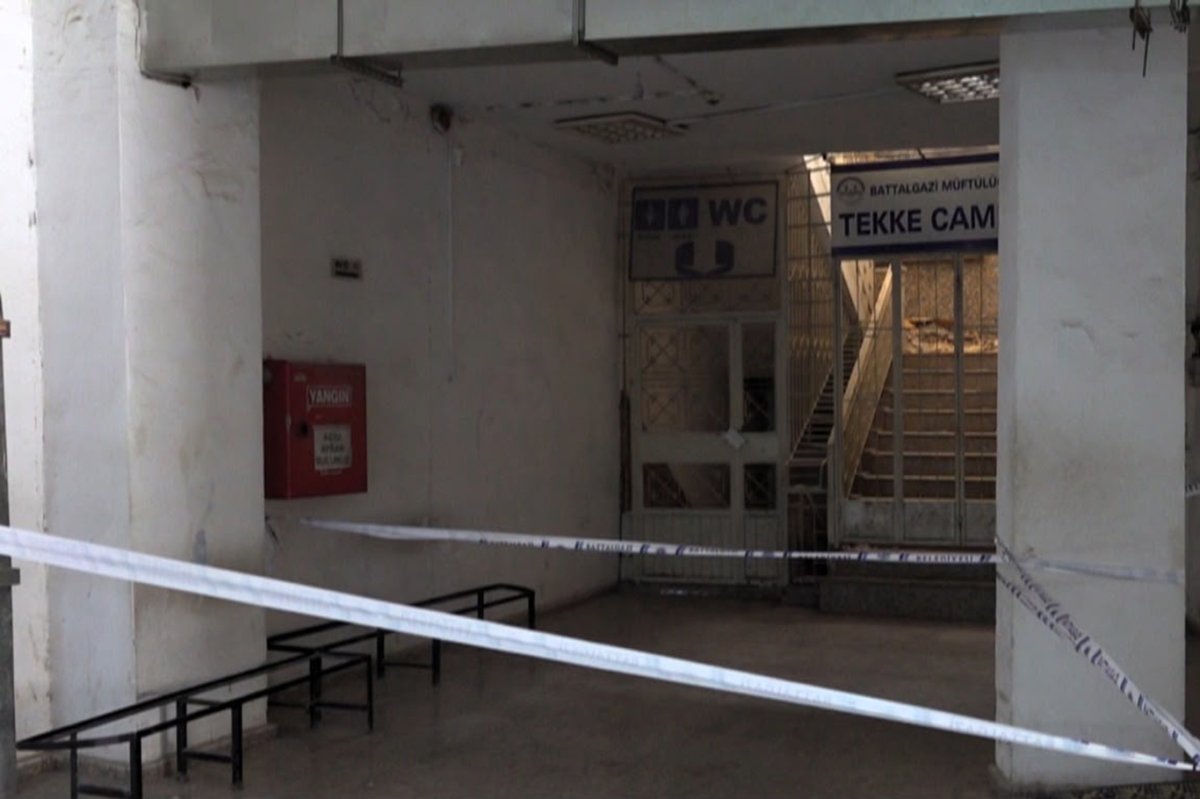 Malatya'da 3 yıldır tartışılan Tekke Camii çevresindeki iş yerleri mühürlendi