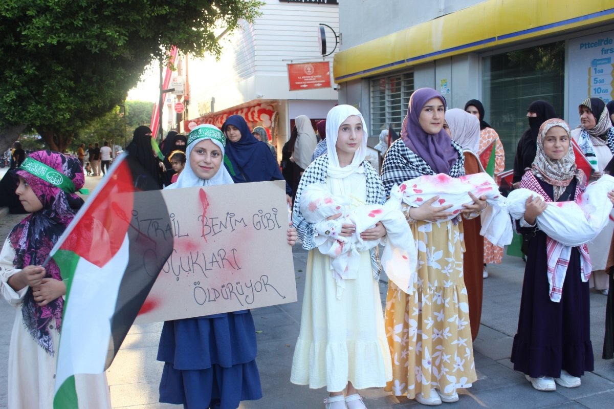 Tarsus'ta "Gazze'de vahşete ve okulların yıkılmasına dur de" çağrısı