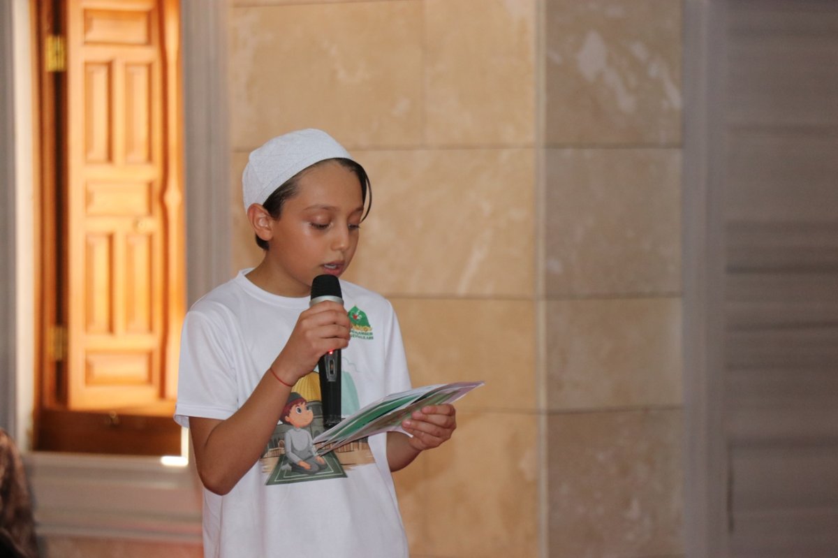 Ankara'da minikler "Hayat Namazla Güzeldir" dedi