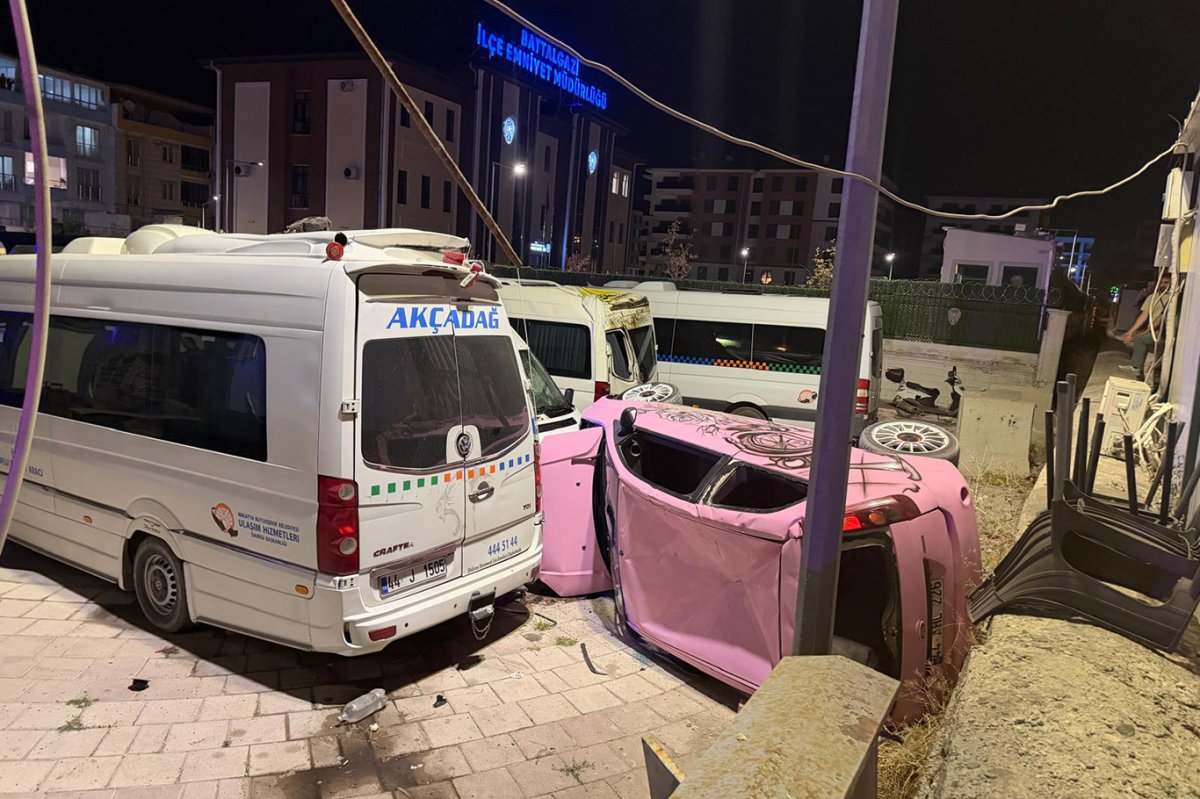 Malatya'da kontrolden çıkan otomobil otoparka uçtu: 1 yaralı