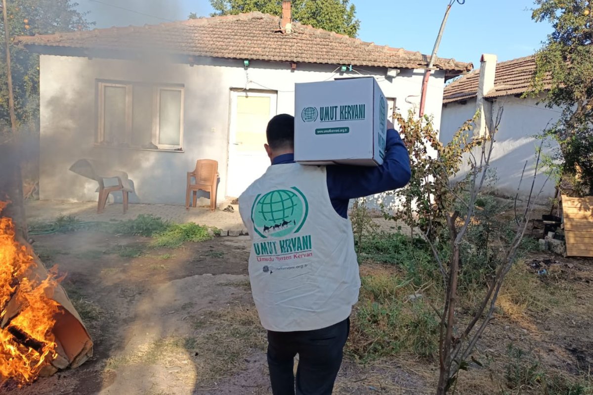 Umut Kervanı İzmir'den onlarca aileye gıda yardımı