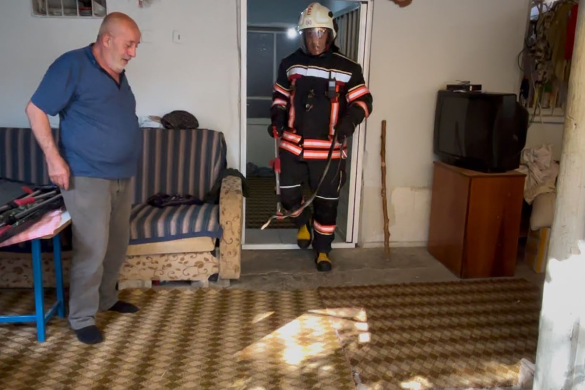 Malatya'da eve giren yılan itfaiye ekiplerince çıkarıldı