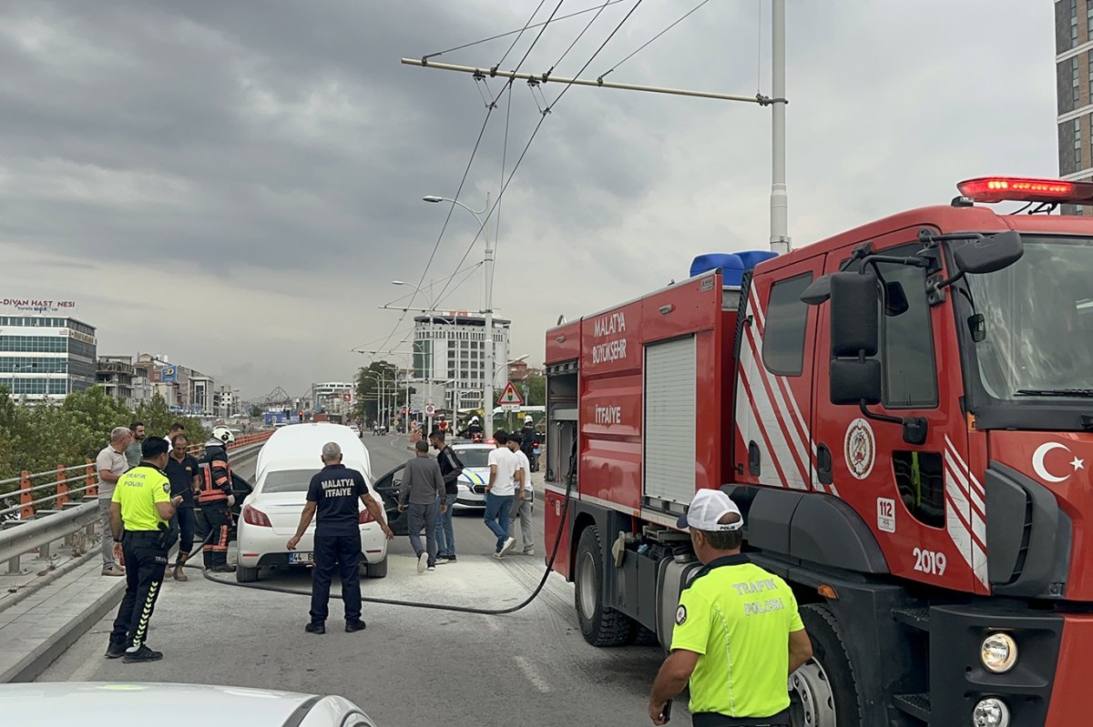 Malatya'da seyir halindeki otomobil aniden alev aldı