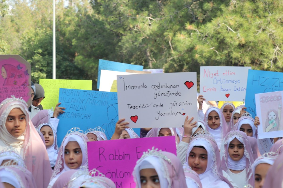 İstanbul'da "Niyet Ettim Örtünmeye, Emrin Başım Üstüne" programı gerçekleştirildi