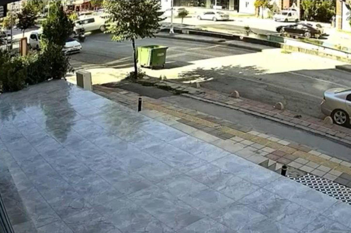 Malatya'da minibüs karşı şeride geçip motosiklete çarptı