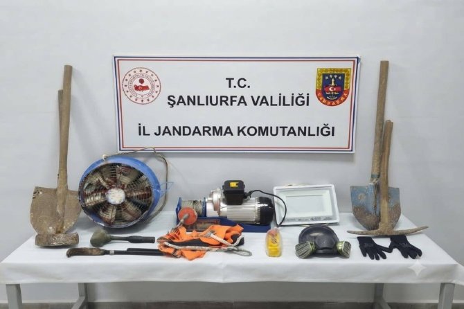 Define aramak için evin içinde 25 metrelik çukur kazdılar