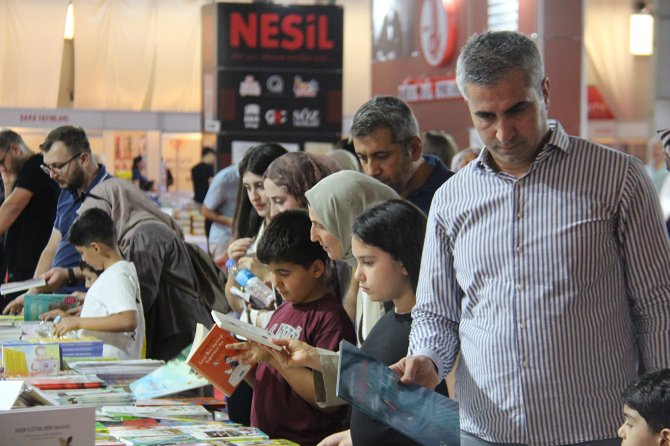 Kitapseverlerden ailelere çağrı: Çocuklar kitaplarla iç içe olmalı