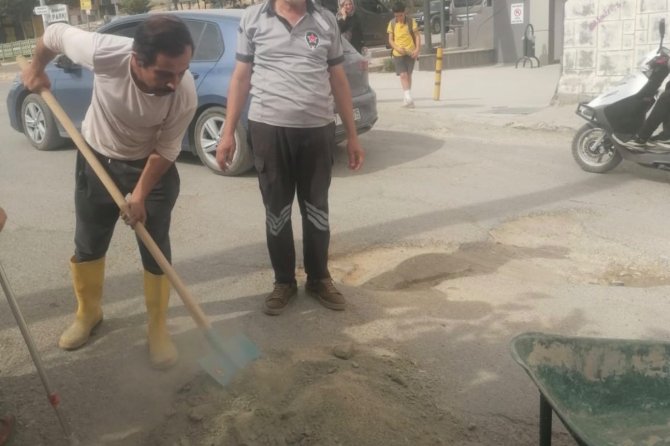 Mardin’de altyapı çalışmaları sonrası onarılmayan çukuru halk kendi imkanlarıyla kapattı