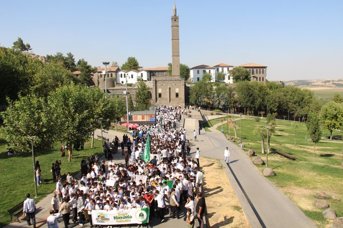 Diyarbakır’da 'Hayat Namazla Güzeldir' programına binlerce çocuk katıldı