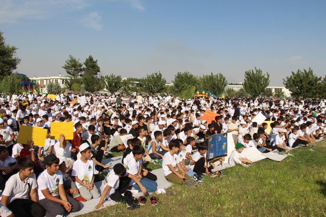 "Hayat Namazla Güzeldir" kursunu başarıyla bitiren çocukların namaz sevinci
