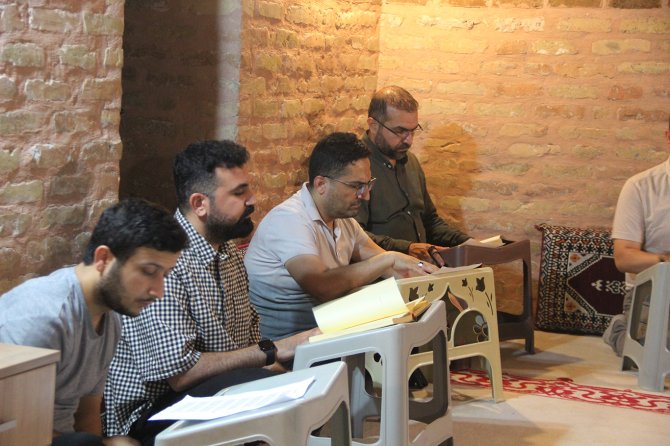 Kırmızı Medrese'de Melayê Cizîrî'nin divanı şerh ediliyor