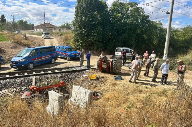 Malatya'da yük treni traktöre çarptı: 1 yaralı