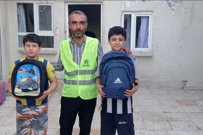 Şanlıurfa'da ihtiyaç sahibi öğrencilere kırtasiye ve çanta desteği