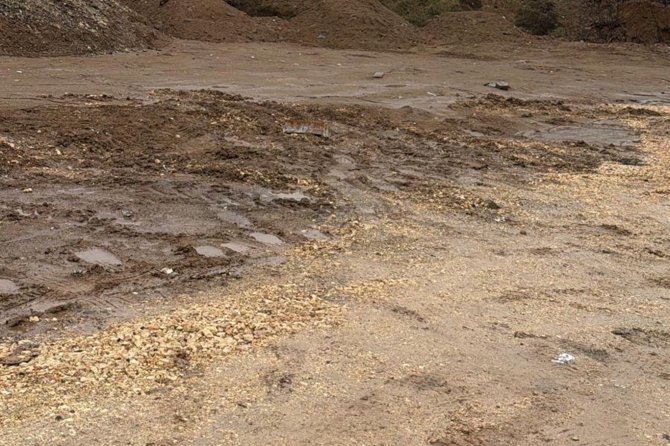 Yıllardır yapılmayan yol mahalle sakinlerini mağdur ediyor