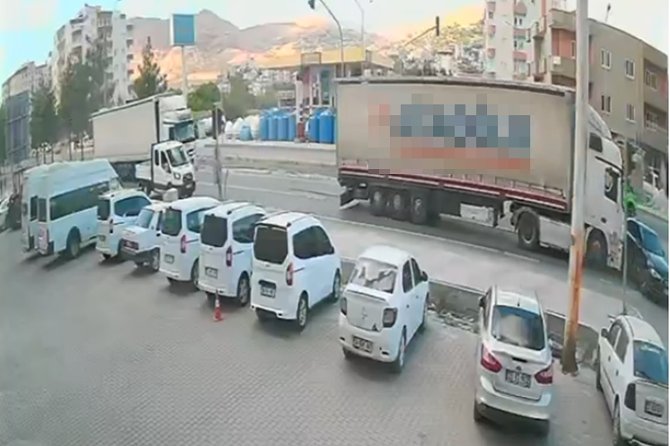 Batman'da tır ile taksinin çarpıştığı kazada bir kişi yaralandı