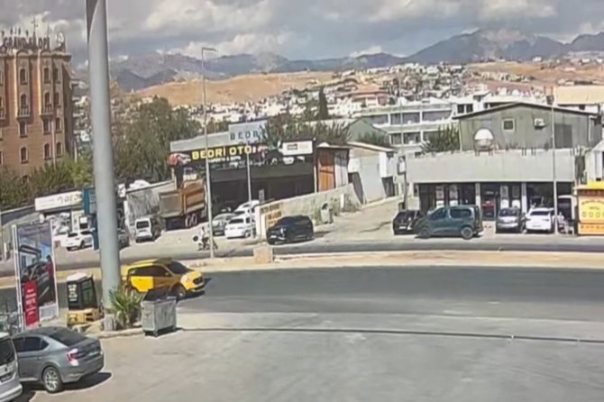 Silopi’de elektrikli motosiklet otomobilin altında kaldı