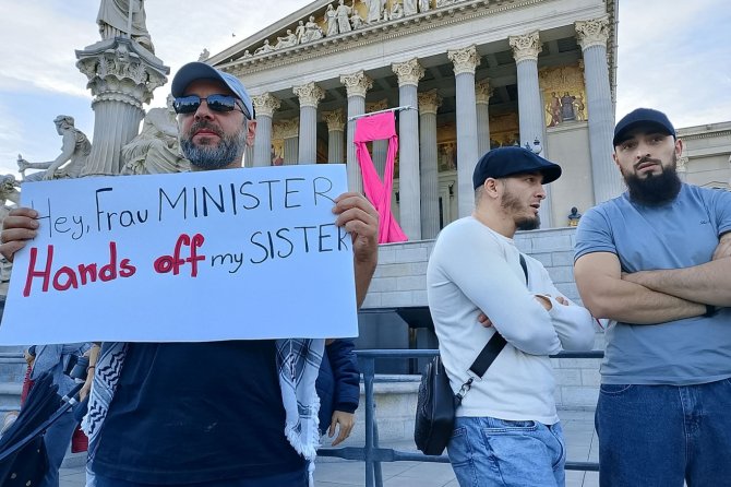 Avusturya'da başörtüsü yasağı protestosu