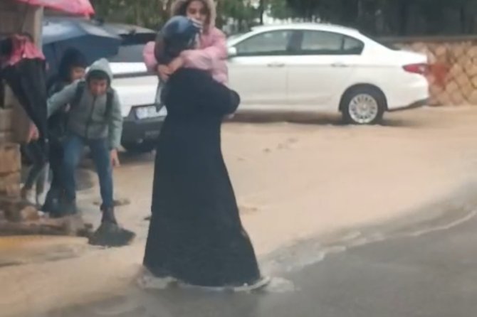 Mardin'de yağmurda yürek ısıtan görüntü