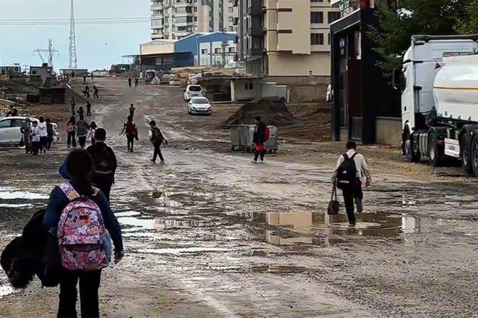HÜDA PAR'dan Batman'da "Kış gelmeden çocuklarımızı çamurdan kurtaralım" çağrısı