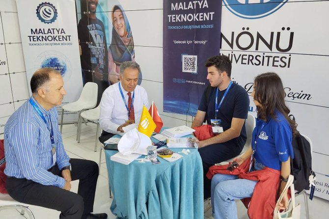İnönü Üniversitesi Rektörü Akpolat TEKNOFEST'te gençlerle buluştu