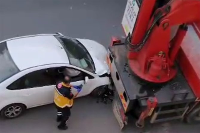 Malatya'da vinç yüklü kamyon köprüye çarptı: 2 yaralı