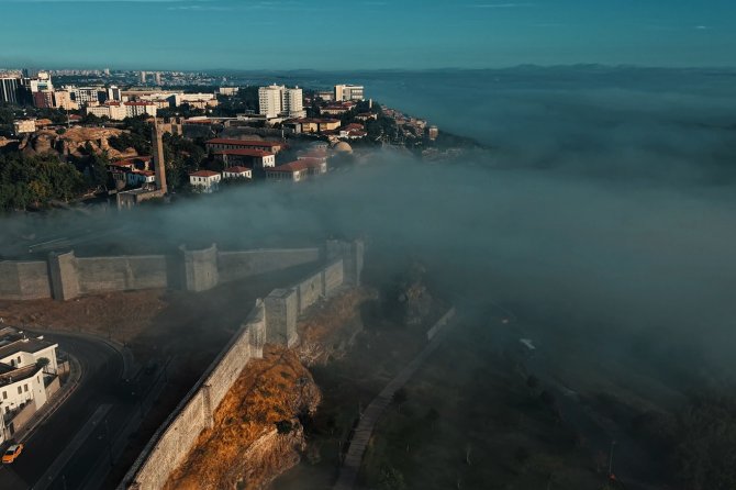 Diyarbakır'da sis, tarihi ve doğal güzellikleri sarıp sarmaladı