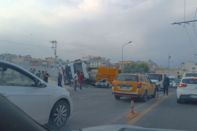 Şanlıurfa'da hafriyat kamyonu park halindeki otomobilin üzerine devrildi