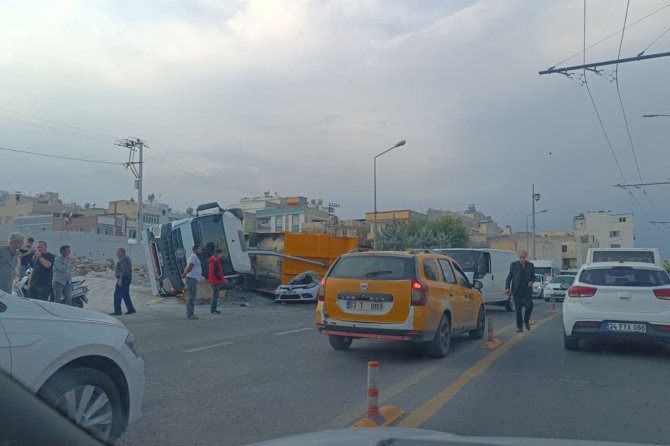 Şanlıurfa'da hafriyat kamyonu park halindeki otomobilin üzerine devrildi