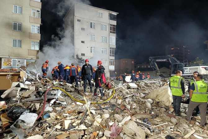 Maltepe’de çöken binanın kontrollü yıkımı sürüyor
