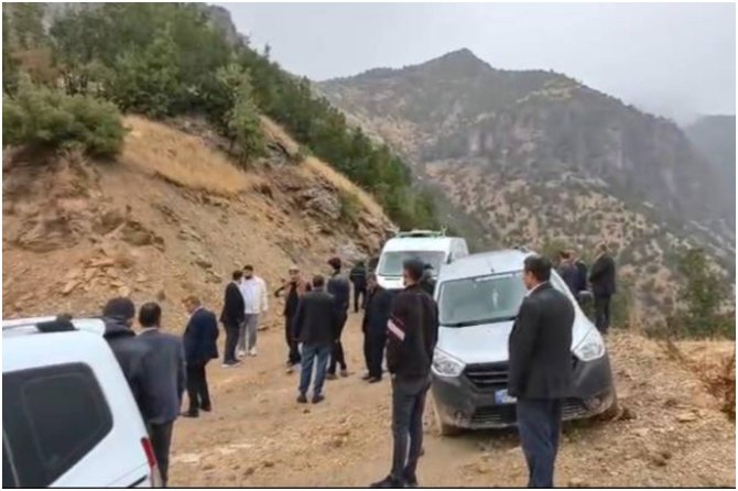 Bozuk köy yolunda araçlar çıkamayınca cenaze kilometrelerce omuzlarda taşındı