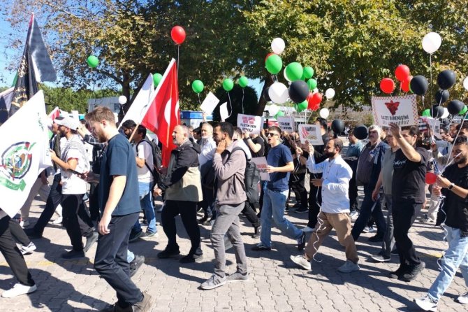 Sakarya'da Aksa Tufanı'nın 3. yıl dönümünde üniversiteli gençler Gazze için yürüdü