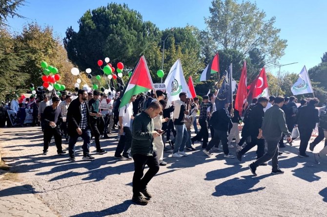 Sakarya'da Aksa Tufanı'nın 3. yıl dönümünde üniversiteli gençler Gazze için yürüdü