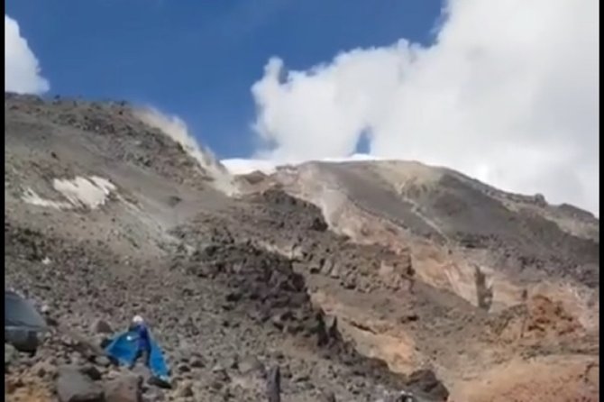 Ağrı Dağı’nda dev kayalar dağcıların üzerine yuvarlandı!