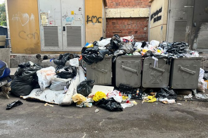 Konak’ta çöp sorunu halk ve esnafı mağdur ediyor