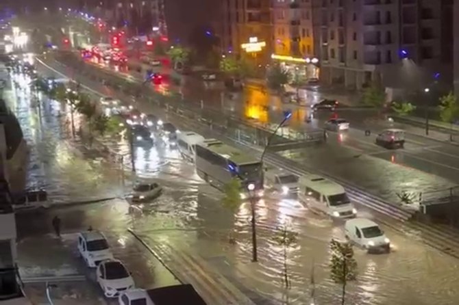 Malatya'da sağanak yağış nedeniyle alt geçitler ve yollar göle döndü