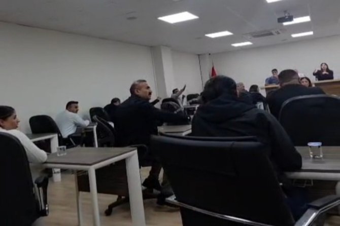 Silopi Belediyesinde meclis karıştı: Meclis üyesi ile başkan yardımcısı birbirine girdi