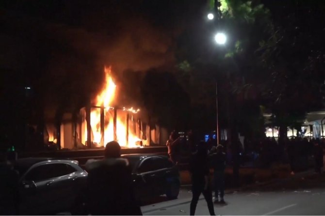 Arnavut protestocular Tiran genelindeki hükümet binalarını tahrip ediyor