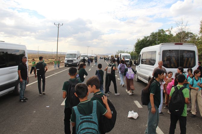 Okullarına ulaşmak isteyen öğrenciler kilometrelerce yürüyor