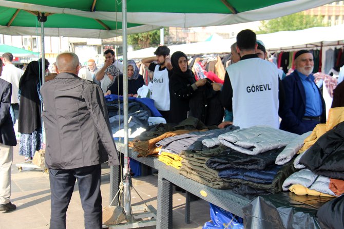 İhtiyaç sahiplerine yararına düzenlenen kermes yoğun ilgiyle devam ediyor
