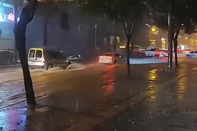 Mersin'de sağanak yağış su baskınlarına neden oldu