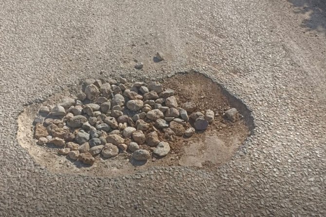 Menderes’te bozuk yollar vatandaşların tepkisini çekiyor