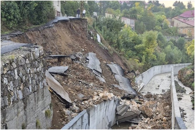 Bitlis’te yoğun yağış sonrası mahalle yolu çöktü