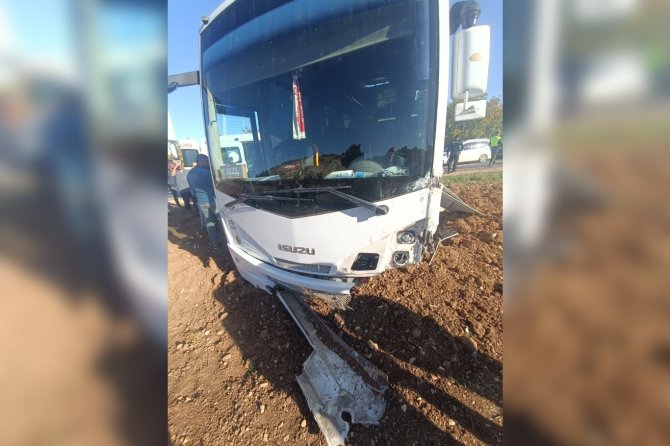 Mardin’de midibüs ile hafif ticari araç çarpıştı: Biri ağır 4 yaralı