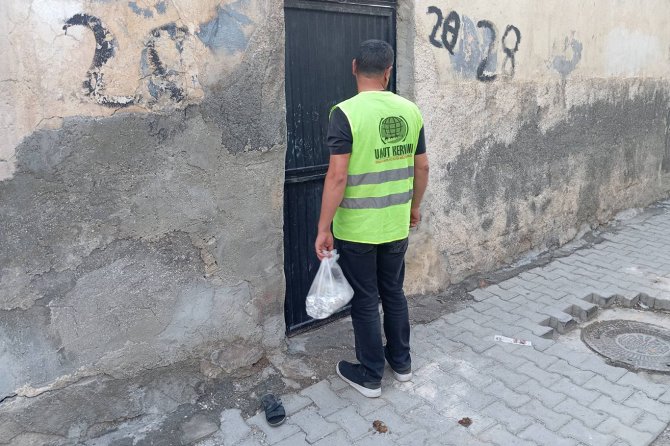 Şanlıurfa'da döner işletmecisinden ihtiyaç sahibi ailelere yemek ikramı